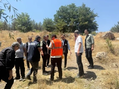  Eğil Belediye Başkanı piknik alanında personeleriyle birlikte çöpleri temizledi