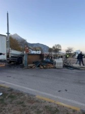 Eğirdir&rsquo;de iki tırın &ccedil;arpıştığı kazada s&uuml;r&uuml;c&uuml;lerden biri yaralandı