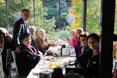 Eğitimci başkan emekli &ouml;ğretmenleri konuk etti