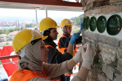 Eğri minareli camideki gizemli &ccedil;anakların sırrı &ccedil;&ouml;z&uuml;ld&uuml;