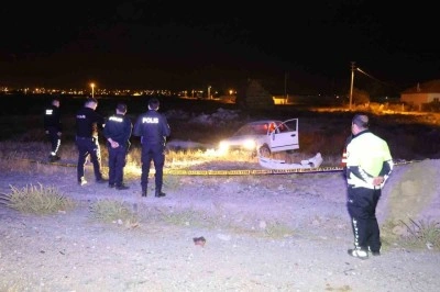 Ehliyetsiz ve alkollü otomobil sürücüsü boş araziye girdi