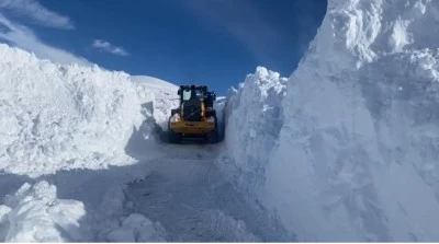 Ekipler Beyt&uuml;şşebap'ta 2 Metreyi Aşan Karla Savaşına Devam Ediyor