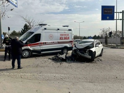 Elazığ’da ambulans ile otomobil çarpıştı: 2 yaralı