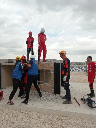 Elazığ'da Arama Kurtarma Gönüllülerine Enkaz Eğitimi