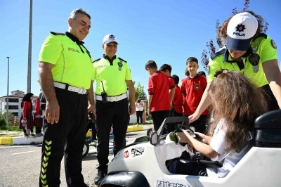 Elazığ&rsquo;da &ccedil;ocuklar trafik kurallarını eğlenerek &ouml;ğrendi