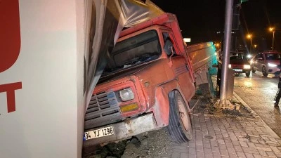 Elazığ’da Freni Patlayan Kamyon Kaza Yaptı: 2 Yaralı