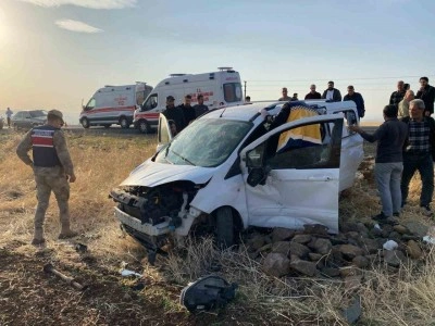 Elazığ&rsquo;da hafif ticari ara&ccedil; tarlaya u&ccedil;tu: 3 yaralı