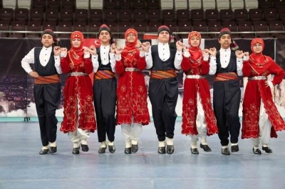 Elazığ’da halk oyunları yarışması renkli görüntüler oluşurdu