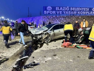 Elazığ’da iki otomobil çarpıştı: 2’si ağır 3 yaralı