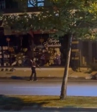 İş yerine taşla saldırdı