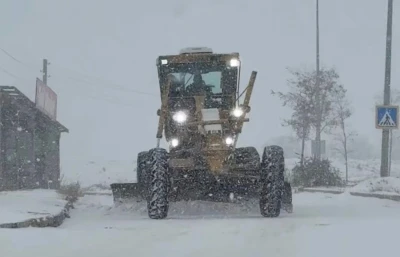 Kar yağışıyla birlikte belediye ekipleri &ccedil;alışmalara başladı