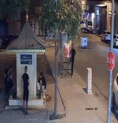 Elazığ’da Otobüs Durağının Camını Tekmeyle Parçaladı!