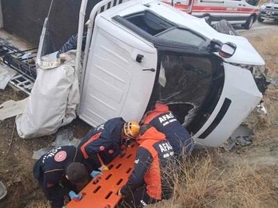 Elazığ&rsquo;da pikap şarampole u&ccedil;tu: 2 yaralı