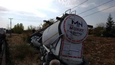 Elazığ&rsquo;da tır elektrik direğine &ccedil;arptı: 1 yaralı