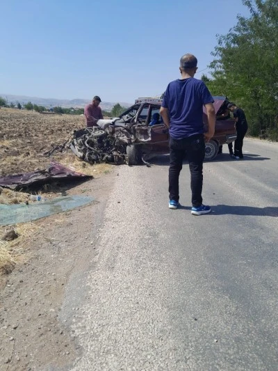 Elazığ'da Trafik Kazası: İki Araç Çarpıştı, 2 Kişi Yaralandı