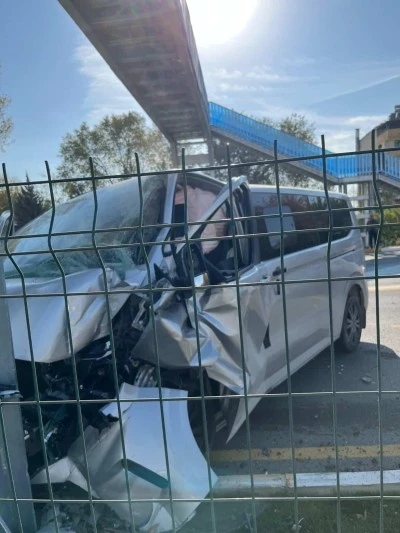 Elazığ’da Transit Araç Üst Geçit Direğine Çarptı: 1 Yaralı