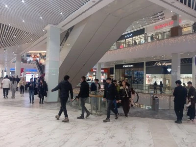 Elazığ&rsquo;da Yağışlı Bayram: Vatandaşlar AVM&rsquo;lere Akın Etti