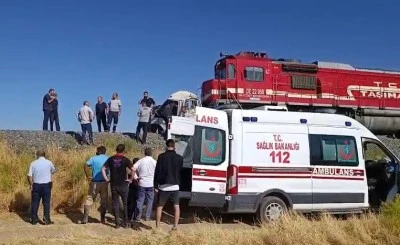 Elazığ’da Yolcu Treni Kamyonete Çarptı 1 Yaralı