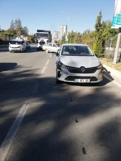 Elazığ’da Zincirleme Kaza: 3 Araç Birbirine Girdi