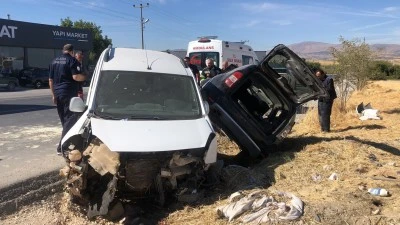 Elazığ-Keban Karayolu’nda Otomobil Park Halindeki Hafif Ticari Araca Çarptı: 3 Yaralı