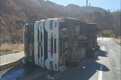 Elazığ-Maden’den Diyarbakır’a Giden Tır Virajı Alamayıp Devrildi: Sürücü Yaralandı