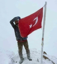 Elazığlı sporcu Cumhuriyet coşkusunu Erciyes&rsquo;in zirvesine taşıdı