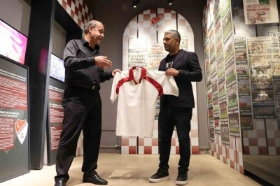 Elazığspor’un o formayı, 23 yıl sonra müzeye bağışladı