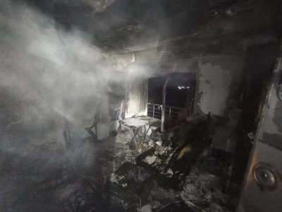 Elektrik kontağından çıkan yangında alevlere teslim olan ev kullanılmaz hale geldi