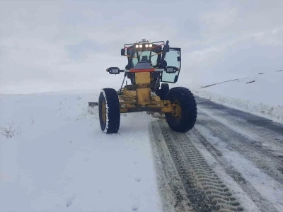 Eleşkirt’te kar yağışı sonrası kapanan köy yolları ulaşıma açıldı
