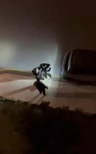 Eli silahlı şahıs güvenlik görevlisini tehdit edip siteden birisini çağırmasını istedi