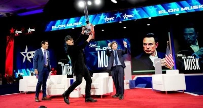 Elon Musk, Arjantin Devlet Başkanı'nın hediyesi "elektrikli testere" ile şov yaptı