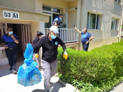 Emekli doktorun çöp eve dönen dairesi temizlendi