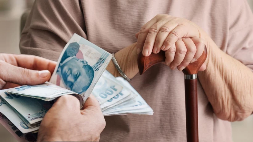 Emekli maaşı zammı sonrası &Ouml;zg&uuml;r Erdursun'dan kritik veri: Kimler 25 bin TL sınırını ge&ccedil;ti?
