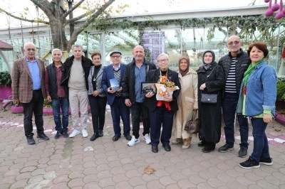 Emekli &ouml;ğretmen ilkokul &ouml;ğrencileriyle 50 yıl sonra ilk kez buluştu