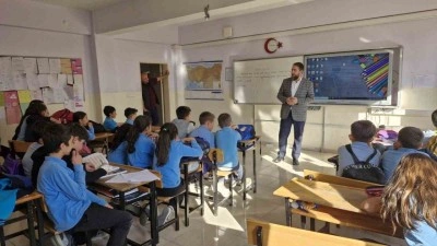 Emet İl&ccedil;e Vaizi G&uuml;l&rsquo;&uuml;n ortaokul &ouml;ğrencileriyle değerler eğitimi buluşması