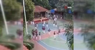 Endonezya'da camide cuma namazı sırasında patlama: 54 yaralı