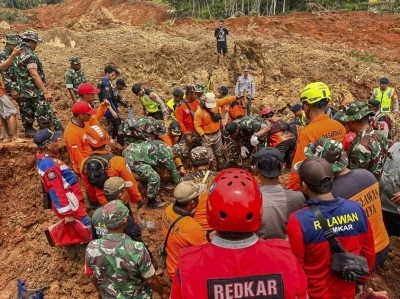 Endonezya'da heyelan faciası: 6 &ouml;l&uuml;, 17 kayıp