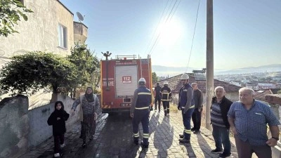 Bir Ev Tamamen Yanarken, Bir Evde Çatı Kullanılamaz Hale Geldi