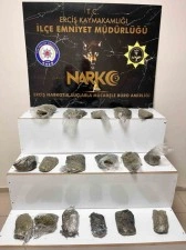 Erciş’te bir kamyonetin lastiğinde 4 kilo 400 gram esrar ele geçirildi