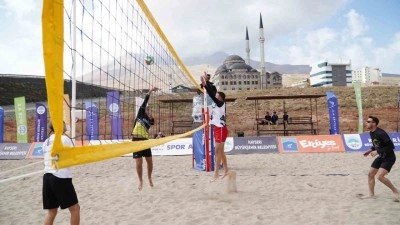 En havalı voleybol turnuvası start aldı