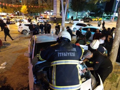 Ergani’de Kontrolden Çıkan Otomobil İş Yeri Merdivenine Çarptı