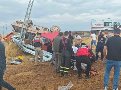 Ergani &Uuml;&ccedil; Kardeş mevkisinde kaza: 5 yaralı