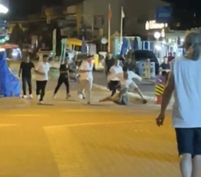 Gençler arasında bıçaklı kavga kanlı bitti