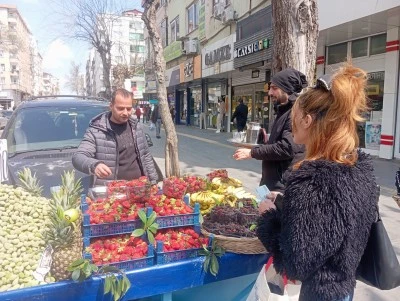 Erken Hasat Bereketi: Diyarbakır&rsquo;da &Ccedil;ağla ve &Ccedil;ilek Sezonu A&ccedil;ıldı