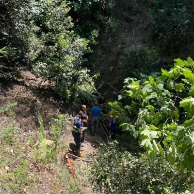 Erzin’de uçurumdan düşen şahıs yaralandı