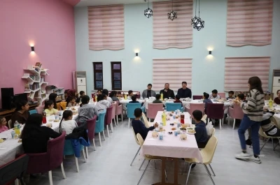 Erzincan Aile ve Sosyal Hizmetler İl M&uuml;d&uuml;rl&uuml;ğ&uuml;&rsquo;nden &ccedil;ocuk evlerinde iftar
