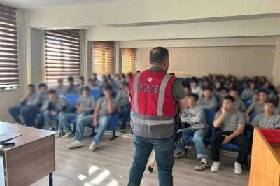 Erzincan &ccedil;ocuk polisi &ouml;ğrencileri bilgilendirmeye devam ediyor