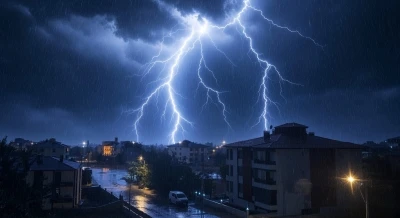 Erzincan&rsquo;da geceyi şimşekler aydınlattı