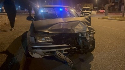 Erzincan&rsquo;da iki ara&ccedil; kafa kafaya &ccedil;arpıştı: 3 yaralı