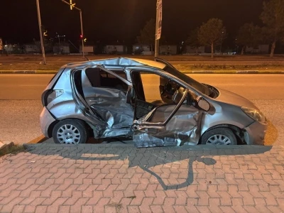 Erzincan&rsquo;da iki otomobil &ccedil;arpıştı: 1&rsquo;i ağır 3 yaralı